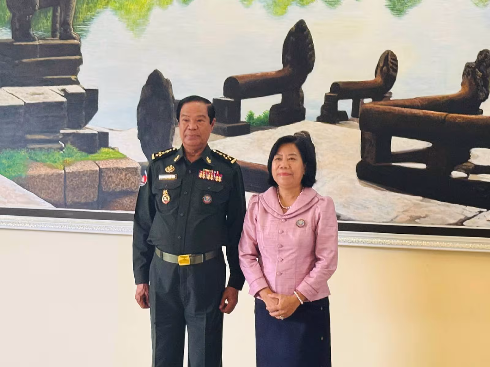 លោកស្រី ទុំ ស៊ីសុភារី ប្រធានសាខាមូលនិធិជាតិជំនួយសង្គម និងជាអនុប្រធានសមាគមអតីតយុទ្ធជនខេត្តកំពង់ចាម ចូលរួមឧបត្ថម្ភថវិកាចំនួន ៣០០,០០០ រៀល ដើម្បីរៀបចំមហាសន្និបាតវិសាមញ្ញតំណាងសមាគមអតីតយុទ្ធជនកម្ពុជាទូទាំងប្រទេស