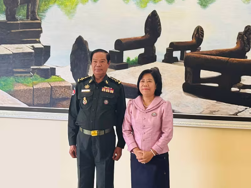 លោកស្រី ទុំ ស៊ីសុភារី ប្រធានសាខាមូលនិធិជាតិជំនួយសង្គម និងជាអនុប្រធានសមាគមអតីតយុទ្ធជនខេត្តកំពង់ចាម ចូលរួមឧបត្ថម្ភថវិកាចំនួន ៣០០,០០០ រៀល ដើម្បីរៀបចំមហាសន្និបាតវិសាមញ្ញតំណាងសមាគមអតីតយុទ្ធជនកម្ពុជាទូទាំងប្រទេស