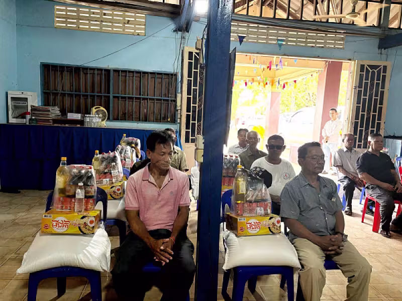 អតីតយុទ្ធជនស្រុកមណ្ឌលសីមា ចំនួន ២០នាក់ ដែលមានជីវភាពខ្វះខាត បានទទួលអំណោយពីសម្តេចធិបតី - Image 9