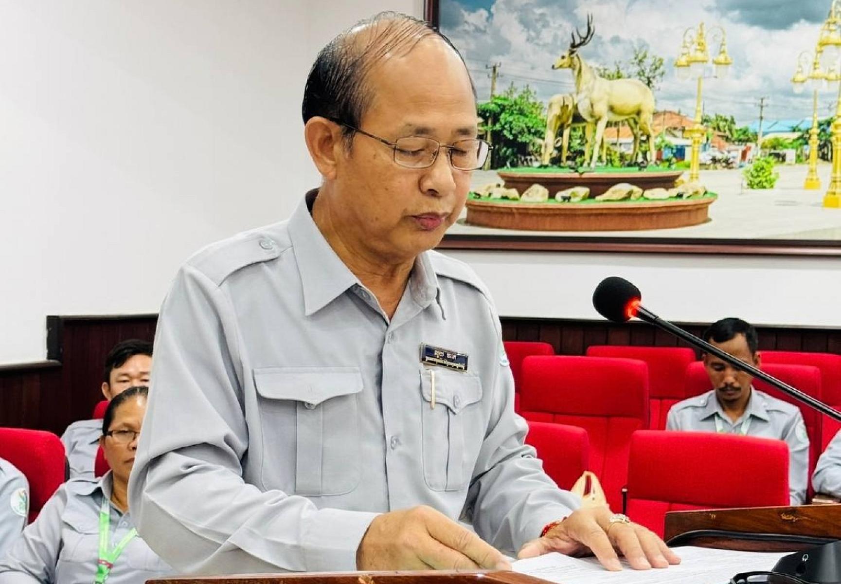 លោក លុយ ហាក់ ប្រធានសាខា មូលនិធិជាតិជំនួយសង្គម និងជាអនុប្រធាន ស.អ.ក ខេត្តកំពង់ស្ពឺ ចូលរួមឧបត្ថម្ភថវិកាចំនួន ៣០០,០០០ រៀល ដើម្បីរៀបចំមហាសន្និបាតវិសាមញ្ញតំណាងសមាគមអតីតយុទ្ធជនកម្ពុជាទូទាំងប្រទេស