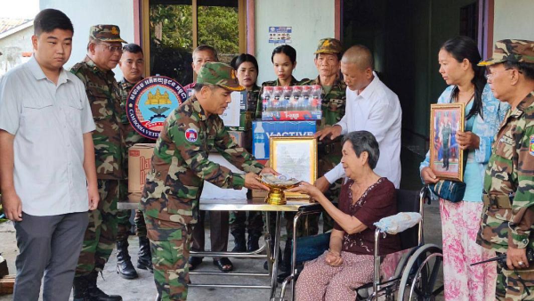 Koh Kong Provincial Veterans Association Brings Relief Fund to the Family of a Deceased Veteran