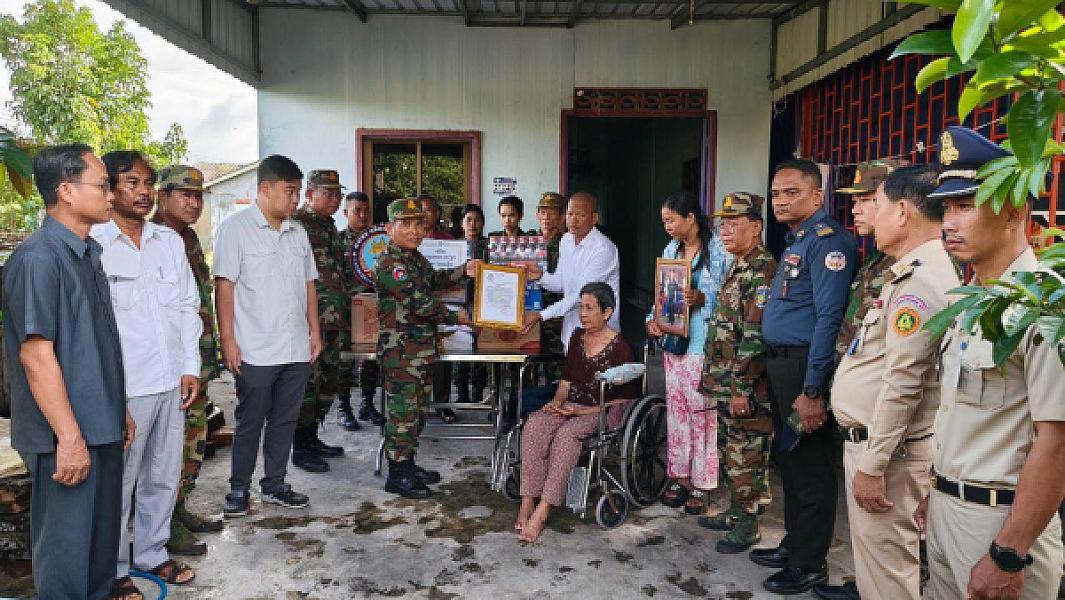 ស.អ.ក ខេត្តកោះកុង នាំយកថវិកាបេឡាមរណសង្គ្រោះជូនគ្រួសារសពអតីតយុទ្ធជនមួយគ្រួសារ - Image 3