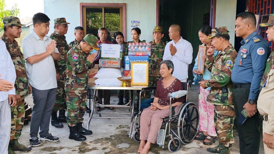 ស.អ.ក ខេត្តកោះកុង នាំយកថវិកាបេឡាមរណសង្គ្រោះជូនគ្រួសារសពអតីតយុទ្ធជនមួយគ្រួសារ - Image 4