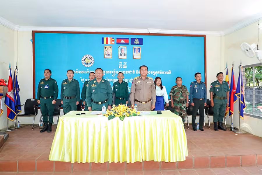 មន្ត្រីនគរបាលជាតិ និងនិវត្តជន ចំនួន ១៧នាក់ ក្នុងខេត្តកំពង់ចាម ទទួលបានអំណោយរបស់សម្ដេចធិបតី - Image 4