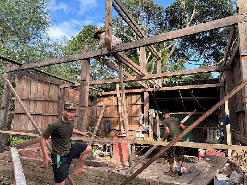 មេ​ដឹក​នាំ​កង​រាជ​អាវុធហត្ថ​ខេត្ត​ព្រះសីហនុ ចុះ​ពិនិត្យ​ការ​ជួស​ជុល​ផ្ទះ​អតីត​យុទ្ធជន ប៉ូលី សុខរី - Image 6