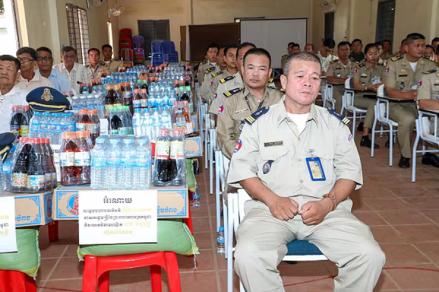 មន្ត្រីនគរបាលជាតិ និងនិវត្តជន ចំនួន ១៧នាក់ ក្នុងខេត្តកំពង់ចាម ទទួលបានអំណោយរបស់សម្ដេចធិបតី - Image 7