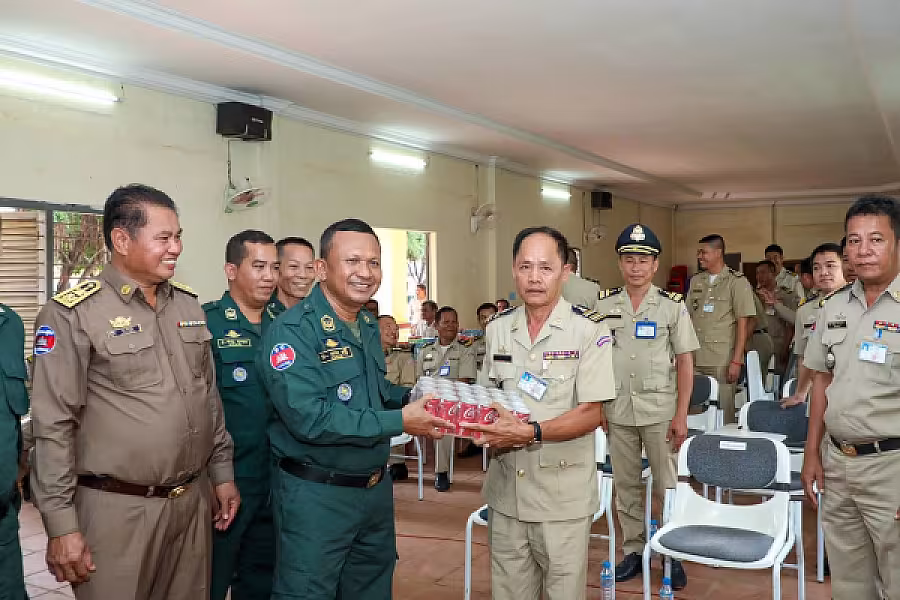 មន្ត្រីនគរបាលជាតិ និងនិវត្តជន ចំនួន ១៧នាក់ ក្នុងខេត្តកំពង់ចាម ទទួលបានអំណោយរបស់សម្ដេចធិបតី - Image 8