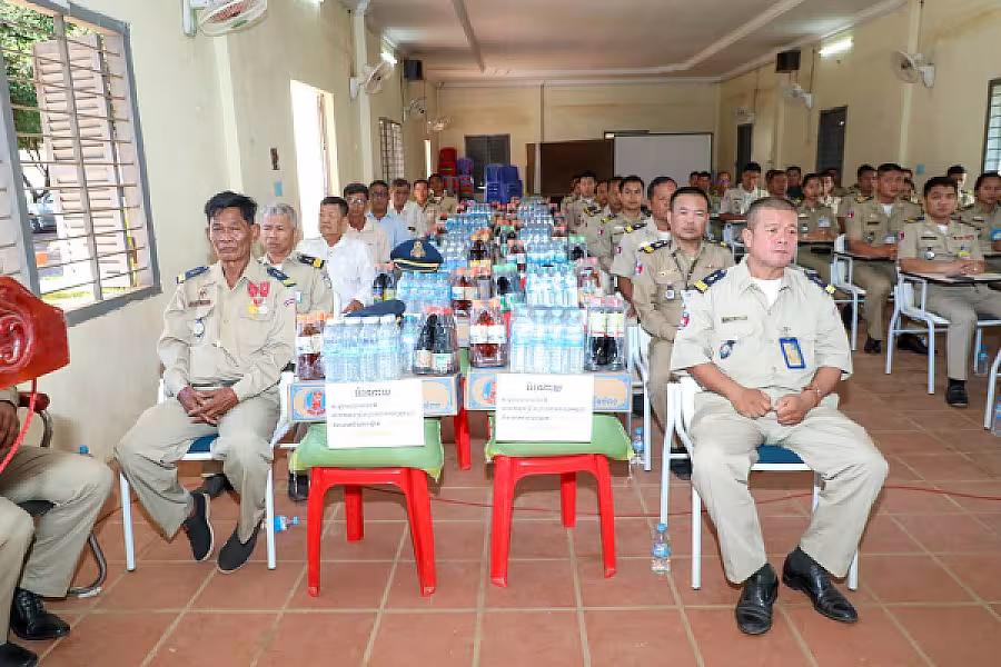 មន្ត្រីនគរបាលជាតិ និងនិវត្តជន ចំនួន ១៧នាក់ ក្នុងខេត្តកំពង់ចាម ទទួលបានអំណោយរបស់សម្ដេចធិបតី - Image 9