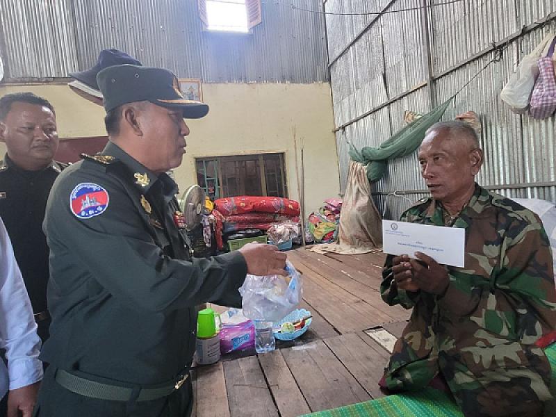 Central Military District Commander Donates Aid to Disabled Veteran in Takhmao City
