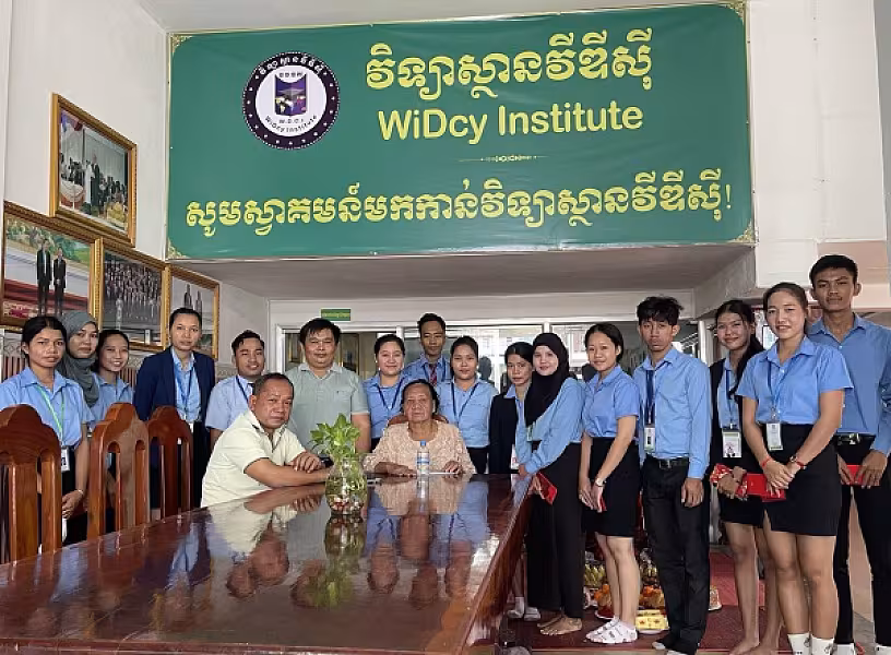 គណៈគ្រប់គ្រង បុគ្គលិក សាស្ត្រាចារ្យ លោកគ្រូ អ្នកគ្រូ និងនិស្សិត នៃវិទ្យាស្ថានវីឌីស៊ី បានចូលរួមថវិកាចំនួន ២០ម៉ឺនរៀល ដើម្បីរៀបចំមហាសន្និបាតវិសាមញ្ញតំណាងសមាគមអតីតយុទ្ធជនកម្ពុជាទូទាំងប្រទេស