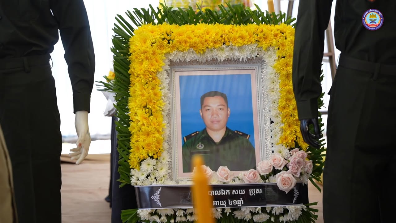  ឯកឧត្តម ទេសរដ្ឋមន្ត្រី គន់ គីម នាំយកថវិការបស់សម្តេចធិបតី ហ៊ុន ម៉ាណែត ប្រគល់ជូនវីរភាពកងទ័ពពលី ចំនួន៤រូប នៅខេត្តឧត្តរមានជ័យ