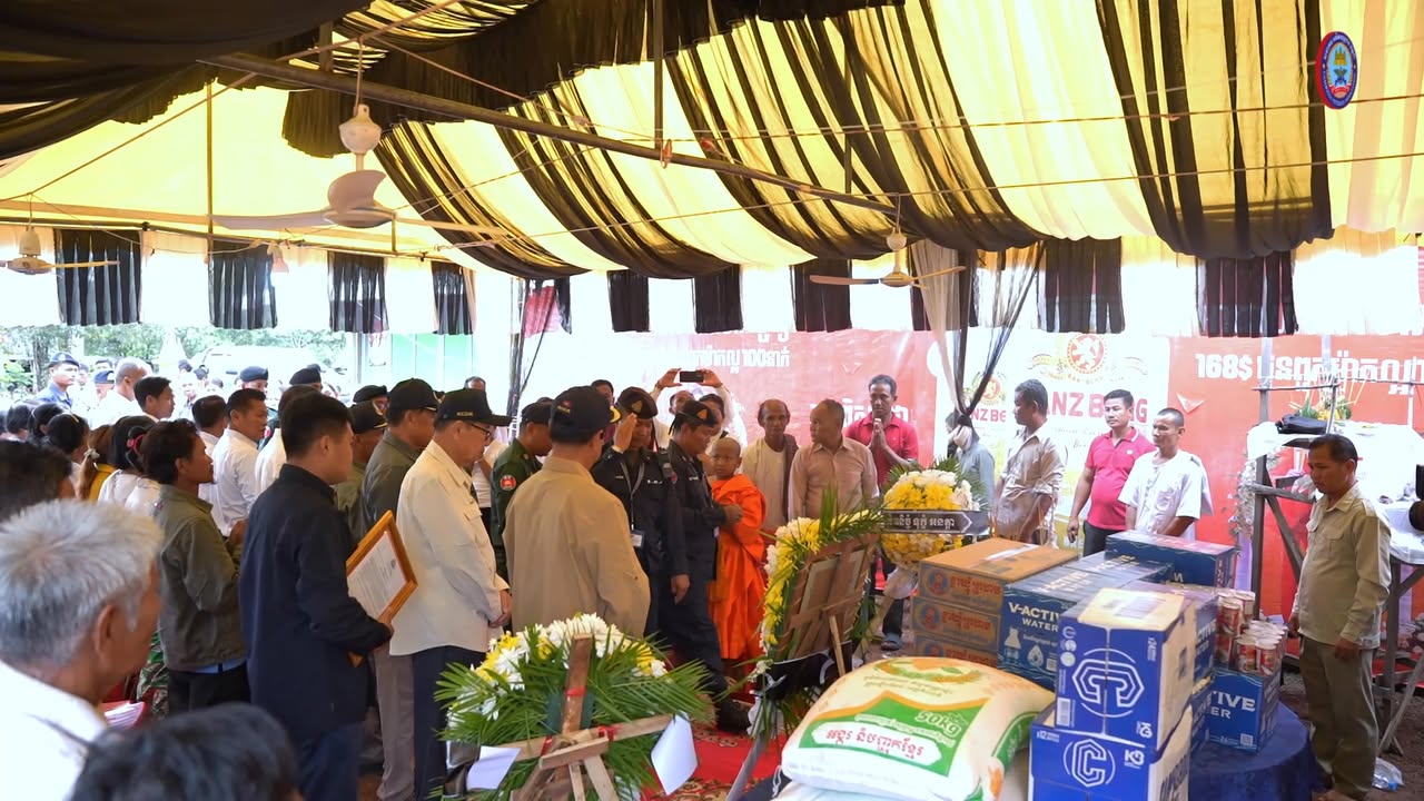 ឯកឧត្តមកិត្តិសង្គហបណ្ឌិត គន់ គីម អញ្ជើញគោរពវិញ្ញានក្ខន្ធសពវីរកងទ័ពពលី លោកព្រិន្ទបាលឯក សយ ប្រុស ក្នុងខេត្តឧត្តរមានជ័យ