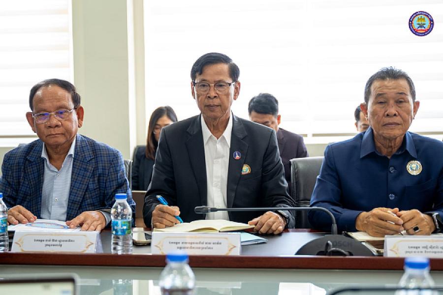 ឯកឧត្តមកិត្តិសង្គហបណ្ឌិត គន់ គីម ទេសរដ្ឋមន្រ្តី បានអញ្ជើញដឹកនាំកិច្ចប្រជុំ ដើម្បីពិភាក្សា និងស្តាប់ការផ្តល់យោបល់ ស្តីពីការកែសម្រួលលក្ខន្តិកៈនៃសមាគមអតីតយុទ្ធជនកម្ពុជា និងការត្រៀមរៀបចំមហាសន្និបាតវិសាមញ្ញតំណាងសមាគមអតីតយុទ្ធជននៅទូទាំងប្រទេស - Image 2