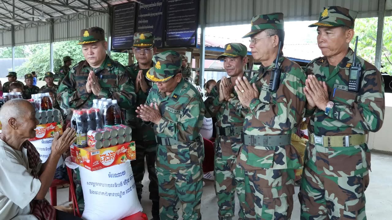 ចាស់ជរា អតីតយុទ្ធជន និងគ្រួសារកងទ័ព៣០គ្រួសារក្នុងខេត្តកំពង់ធំ ទទួលបានអំណោយមនុស្សធម៌ពីសម្ដេចធិបតី