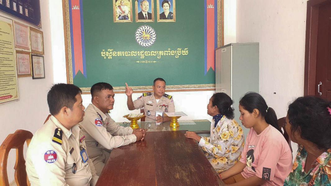 Anlong Veng District S.A.C. brings relief funds to the family of a deceased veteran