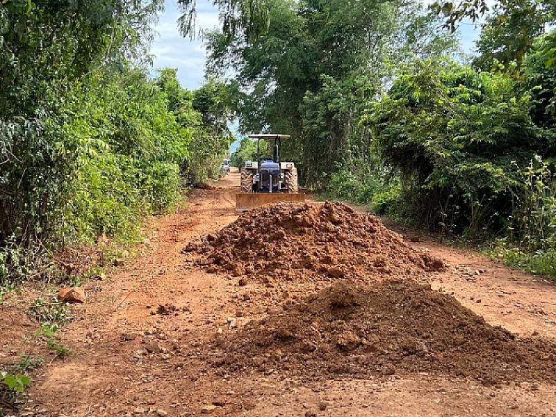 ស.អ.ក ខេត្តបាត់ដំបង ចុះពិនិត្យការងារធ្វើផ្លូវចូលទៅកាន់ផ្ទះអតីតយុទ្ធជនចំនួន ១៥០គ្រួសារ 