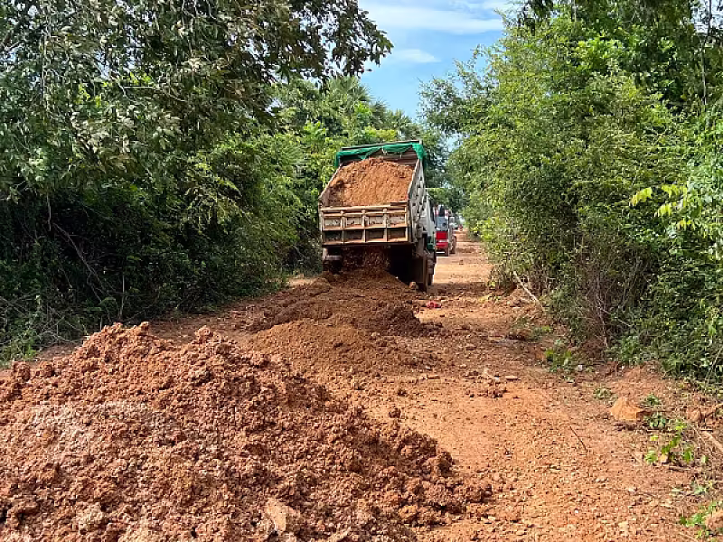 ស.អ.ក ខេត្តបាត់ដំបង ចុះពិនិត្យការងារធ្វើផ្លូវចូលទៅកាន់ផ្ទះអតីតយុទ្ធជនចំនួន ១៥០គ្រួសារ  - Image 2