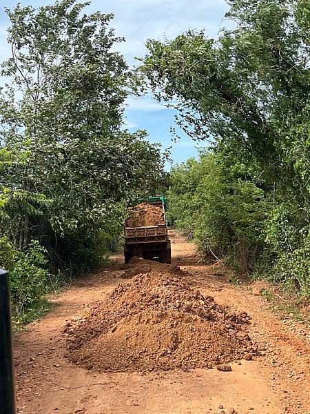 ស.អ.ក ខេត្តបាត់ដំបង ចុះពិនិត្យការងារធ្វើផ្លូវចូលទៅកាន់ផ្ទះអតីតយុទ្ធជនចំនួន ១៥០គ្រួសារ  - Image 3