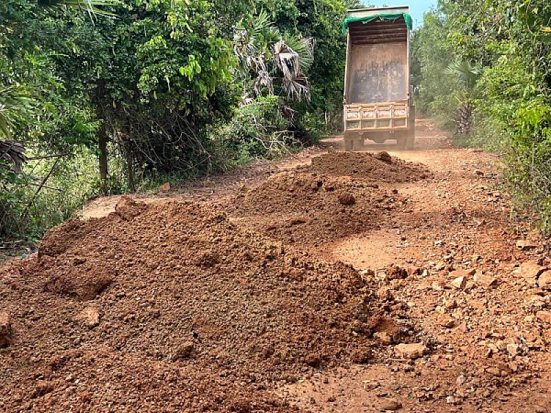 ស.អ.ក ខេត្តបាត់ដំបង ចុះពិនិត្យការងារធ្វើផ្លូវចូលទៅកាន់ផ្ទះអតីតយុទ្ធជនចំនួន ១៥០គ្រួសារ  - Image 4