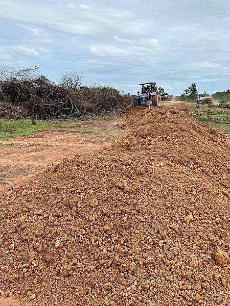 ស.អ.ក ខេត្តបាត់ដំបង ចុះពិនិត្យការងារធ្វើផ្លូវចូលទៅកាន់ផ្ទះអតីតយុទ្ធជនចំនួន ១៥០គ្រួសារ  - Image 6