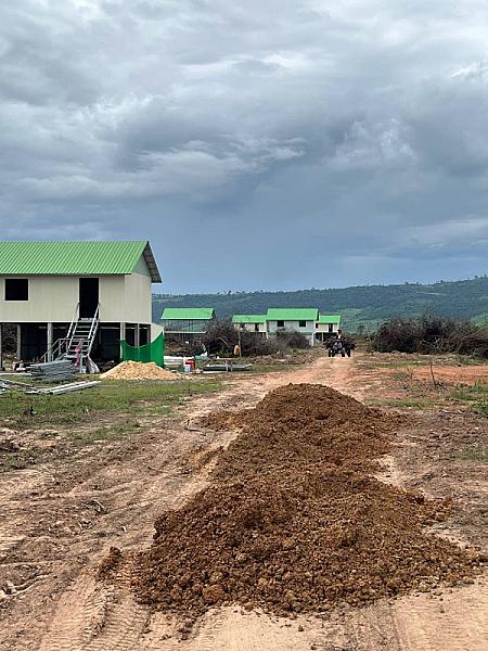 ស.អ.ក ខេត្តបាត់ដំបង ចុះពិនិត្យការងារធ្វើផ្លូវចូលទៅកាន់ផ្ទះអតីតយុទ្ធជនចំនួន ១៥០គ្រួសារ  - Image 7