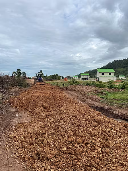 ស.អ.ក ខេត្តបាត់ដំបង ចុះពិនិត្យការងារធ្វើផ្លូវចូលទៅកាន់ផ្ទះអតីតយុទ្ធជនចំនួន ១៥០គ្រួសារ  - Image 9