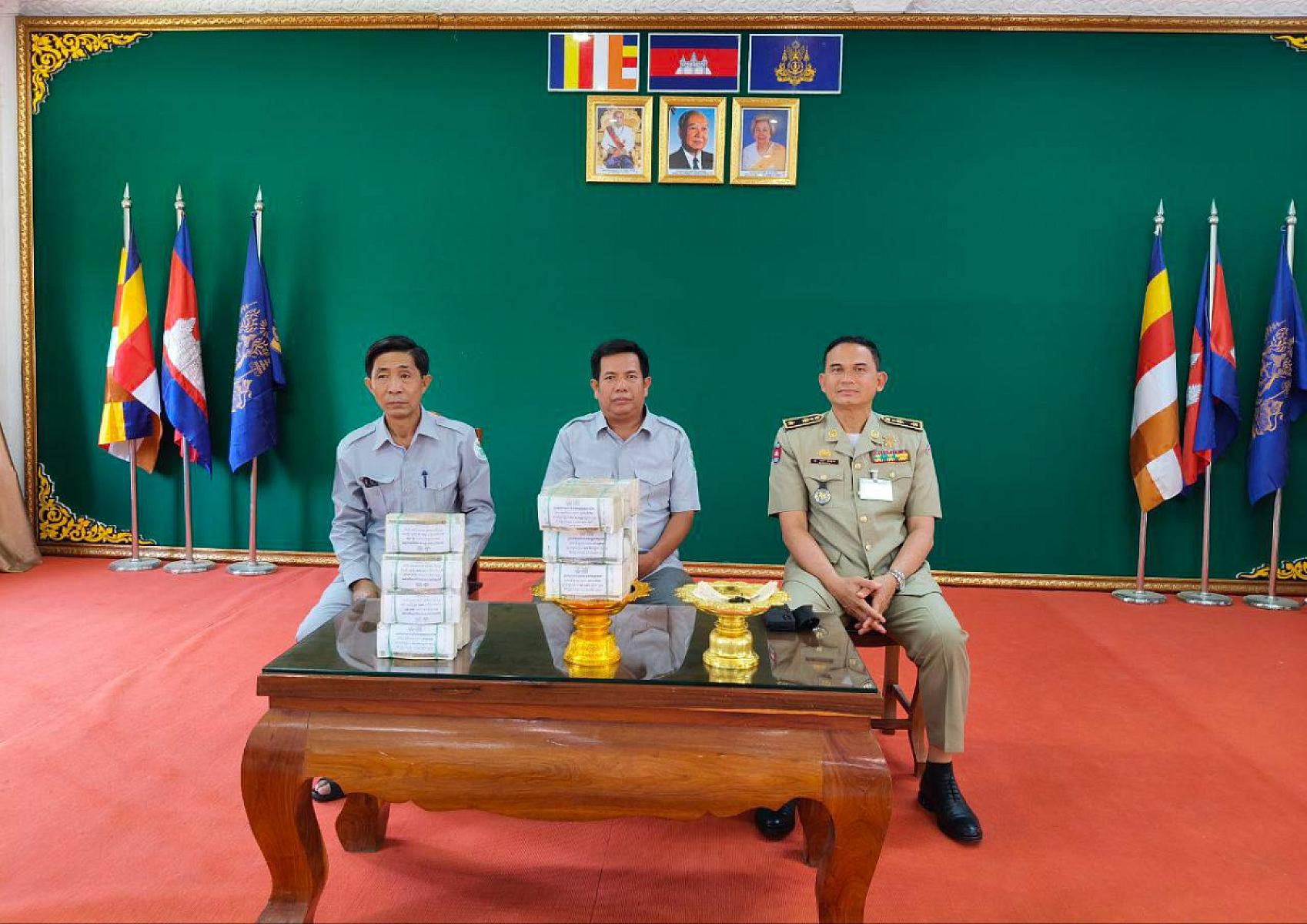 លោកឧត្តមសេនីយ៍ត្រី ពៅ ថាវុធ ស្នងការរង និងជាសមាជិកអចិន្រៃ្តយ៍ ស.អ.ក ខេត្ត តំណាងលោកឧត្តមសេនីយ៍ទោ ដាញ់ អេងប៊ុនចាន់ ស្នងការ នៃស្នងការដ្ឋាននគរបាលខេត្ត ជូនគ្រួសារអតីតយុទ្ធជនសរុបចំនួន ៤៩នាក់