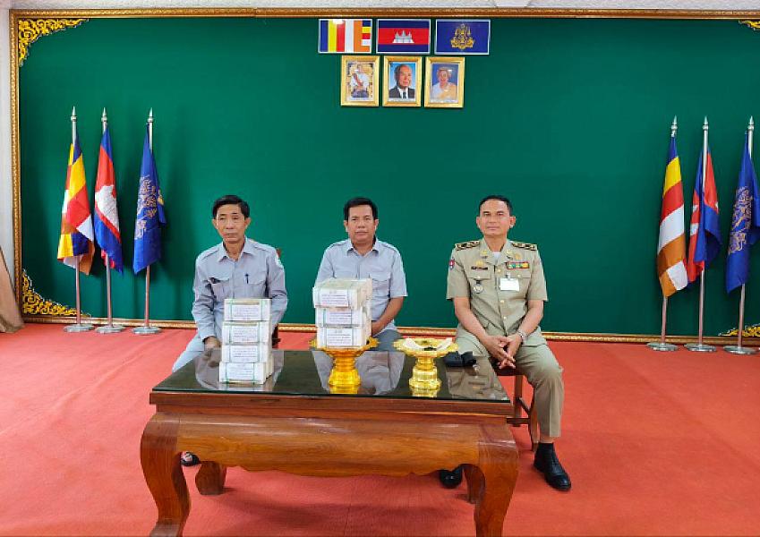 លោកឧត្តមសេនីយ៍ត្រី ពៅ ថាវុធ ស្នងការរង និងជាសមាជិកអចិន្រៃ្តយ៍ ស.អ.ក ខេត្ត តំណាងលោកឧត្តមសេនីយ៍ទោ ដាញ់ អេងប៊ុនចាន់ ស្នងការ នៃស្នងការដ្ឋាននគរបាលខេត្ត ជូនគ្រួសារអតីតយុទ្ធជនសរុបចំនួន ៤៩នាក់