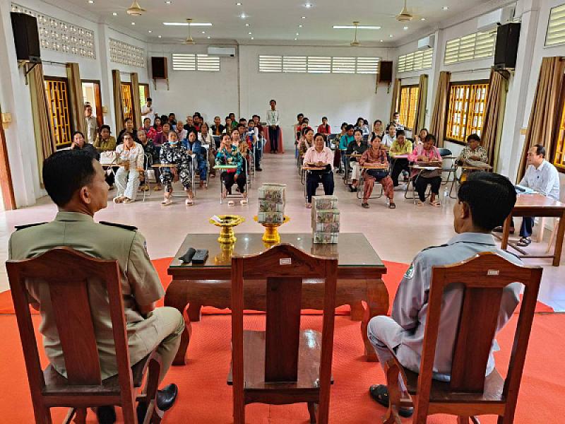 លោកឧត្តមសេនីយ៍ត្រី ពៅ ថាវុធ ស្នងការរង និងជាសមាជិកអចិន្រៃ្តយ៍ ស.អ.ក ខេត្ត តំណាងលោកឧត្តមសេនីយ៍ទោ ដាញ់ អេងប៊ុនចាន់ ស្នងការ នៃស្នងការដ្ឋាននគរបាលខេត្ត ជូនគ្រួសារអតីតយុទ្ធជនសរុបចំនួន ៤៩នាក់ - Image 2