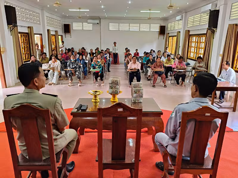 លោកឧត្តមសេនីយ៍ត្រី ពៅ ថាវុធ ស្នងការរង និងជាសមាជិកអចិន្រៃ្តយ៍ ស.អ.ក ខេត្ត តំណាងលោកឧត្តមសេនីយ៍ទោ ដាញ់ អេងប៊ុនចាន់ ស្នងការ នៃស្នងការដ្ឋាននគរបាលខេត្ត ជូនគ្រួសារអតីតយុទ្ធជនសរុបចំនួន ៤៩នាក់ - Image 2