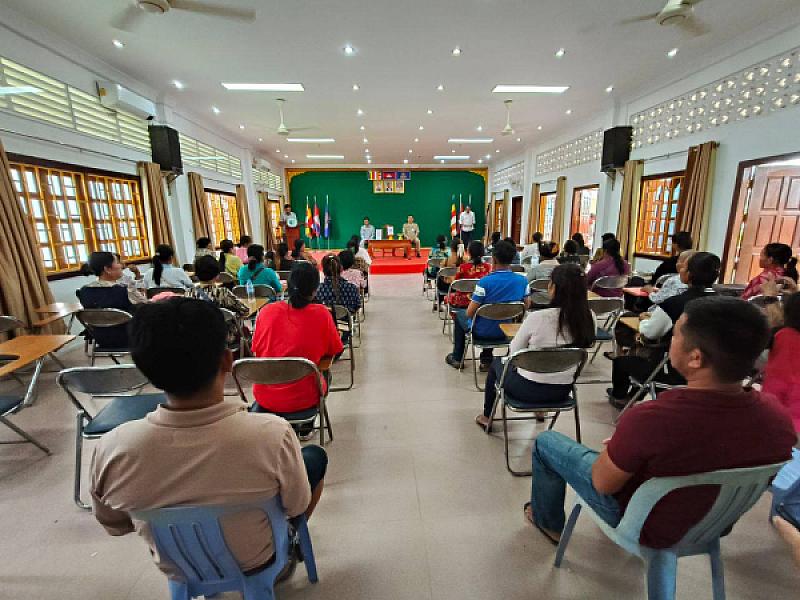 លោកឧត្តមសេនីយ៍ត្រី ពៅ ថាវុធ ស្នងការរង និងជាសមាជិកអចិន្រៃ្តយ៍ ស.អ.ក ខេត្ត តំណាងលោកឧត្តមសេនីយ៍ទោ ដាញ់ អេងប៊ុនចាន់ ស្នងការ នៃស្នងការដ្ឋាននគរបាលខេត្ត ជូនគ្រួសារអតីតយុទ្ធជនសរុបចំនួន ៤៩នាក់ - Image 3