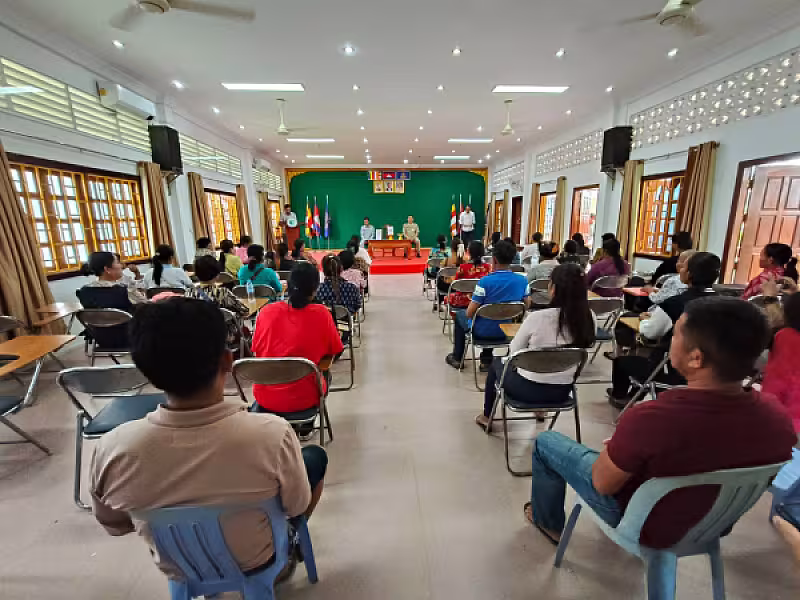 លោកឧត្តមសេនីយ៍ត្រី ពៅ ថាវុធ ស្នងការរង និងជាសមាជិកអចិន្រៃ្តយ៍ ស.អ.ក ខេត្ត តំណាងលោកឧត្តមសេនីយ៍ទោ ដាញ់ អេងប៊ុនចាន់ ស្នងការ នៃស្នងការដ្ឋាននគរបាលខេត្ត ជូនគ្រួសារអតីតយុទ្ធជនសរុបចំនួន ៤៩នាក់ - Image 3