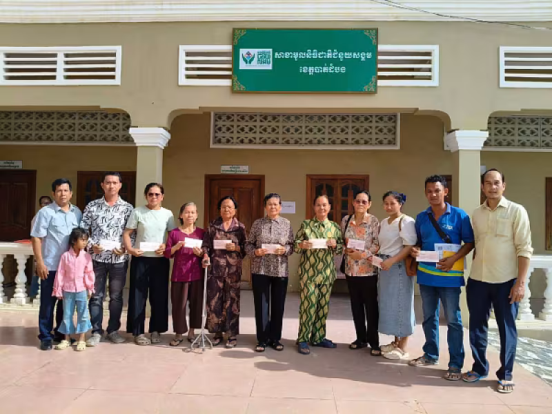 លោកឧត្តមសេនីយ៍ត្រី ពៅ ថាវុធ ស្នងការរង និងជាសមាជិកអចិន្រៃ្តយ៍ ស.អ.ក ខេត្ត តំណាងលោកឧត្តមសេនីយ៍ទោ ដាញ់ អេងប៊ុនចាន់ ស្នងការ នៃស្នងការដ្ឋាននគរបាលខេត្ត ជូនគ្រួសារអតីតយុទ្ធជនសរុបចំនួន ៤៩នាក់ - Image 4