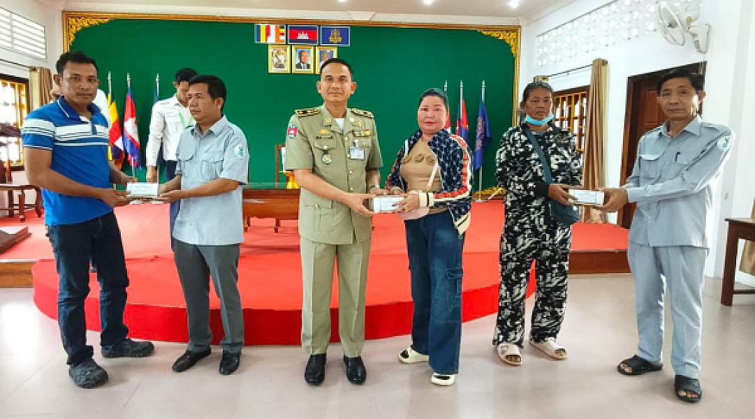 លោកឧត្តមសេនីយ៍ត្រី ពៅ ថាវុធ ស្នងការរង និងជាសមាជិកអចិន្រៃ្តយ៍ ស.អ.ក ខេត្ត តំណាងលោកឧត្តមសេនីយ៍ទោ ដាញ់ អេងប៊ុនចាន់ ស្នងការ នៃស្នងការដ្ឋាននគរបាលខេត្ត ជូនគ្រួសារអតីតយុទ្ធជនសរុបចំនួន ៤៩នាក់ - Image 5