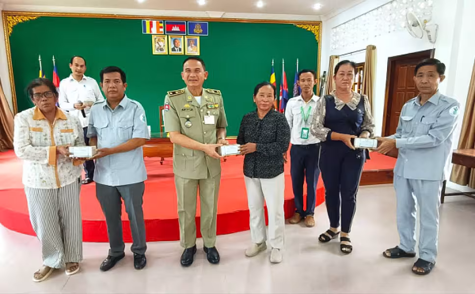 លោកឧត្តមសេនីយ៍ត្រី ពៅ ថាវុធ ស្នងការរង និងជាសមាជិកអចិន្រៃ្តយ៍ ស.អ.ក ខេត្ត តំណាងលោកឧត្តមសេនីយ៍ទោ ដាញ់ អេងប៊ុនចាន់ ស្នងការ នៃស្នងការដ្ឋាននគរបាលខេត្ត ជូនគ្រួសារអតីតយុទ្ធជនសរុបចំនួន ៤៩នាក់ - Image 6