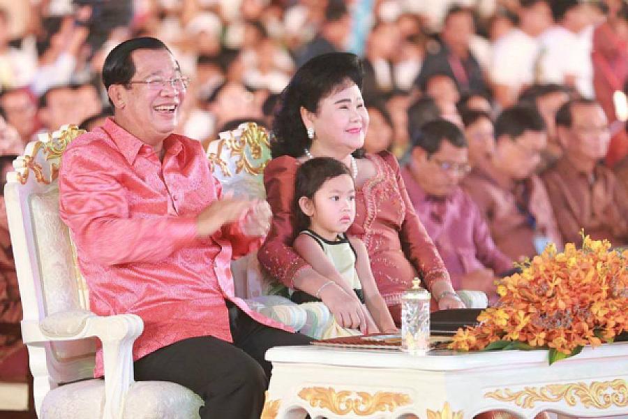 សម្តេចអគ្គមហាសេនាបតីតេជោ នាយឧត្តមសេនីយ៍ផុតលេខ ផ្កាយមាស៥ ហ៊ុន សែន ប្រមុខរដ្ឋស្តីទី និងជាប្រធានសមាគមអតីតយុទ្ធជនកម្ពុជា