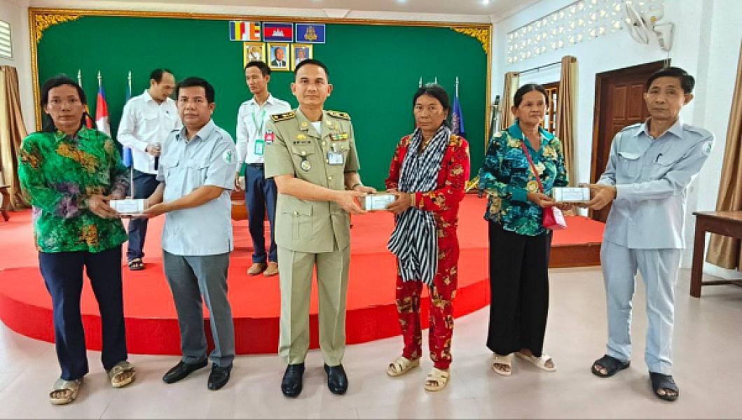 លោកឧត្តមសេនីយ៍ត្រី ពៅ ថាវុធ ស្នងការរង និងជាសមាជិកអចិន្រៃ្តយ៍ ស.អ.ក ខេត្ត តំណាងលោកឧត្តមសេនីយ៍ទោ ដាញ់ អេងប៊ុនចាន់ ស្នងការ នៃស្នងការដ្ឋាននគរបាលខេត្ត ជូនគ្រួសារអតីតយុទ្ធជនសរុបចំនួន ៤៩នាក់ - Image 7