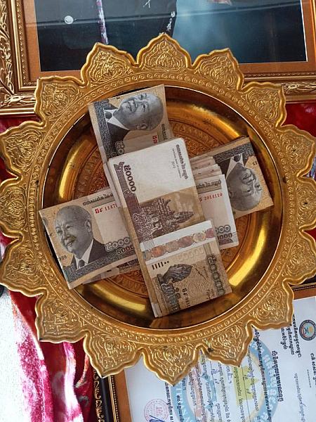 លោក អេង សាម៉ុន អភិបាលរងស្រុក តំណាងដ៏ខ្ពង់ខ្ពស់លោកឧត្ដមសេនីយ៍ទោ សិទ្ធិ ឡោះ បាននាំយកថវិកាបេឡាមរណៈសង្គ្រោះចំនួន ៤.០០០.០០០រៀល ទៅប្រគល់ជូនគ្រួសារសពសមាជិកសមាគអតីតយុទ្ធជនឈ្មោះ ផ្លែ រ៉េ - Image 3