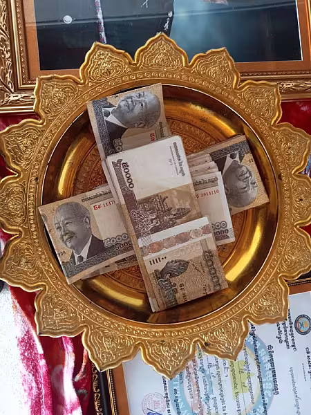 លោក អេង សាម៉ុន អភិបាលរងស្រុក តំណាងដ៏ខ្ពង់ខ្ពស់លោកឧត្ដមសេនីយ៍ទោ សិទ្ធិ ឡោះ បាននាំយកថវិកាបេឡាមរណៈសង្គ្រោះចំនួន ៤.០០០.០០០រៀល ទៅប្រគល់ជូនគ្រួសារសពសមាជិកសមាគអតីតយុទ្ធជនឈ្មោះ ផ្លែ រ៉េ - Image 3