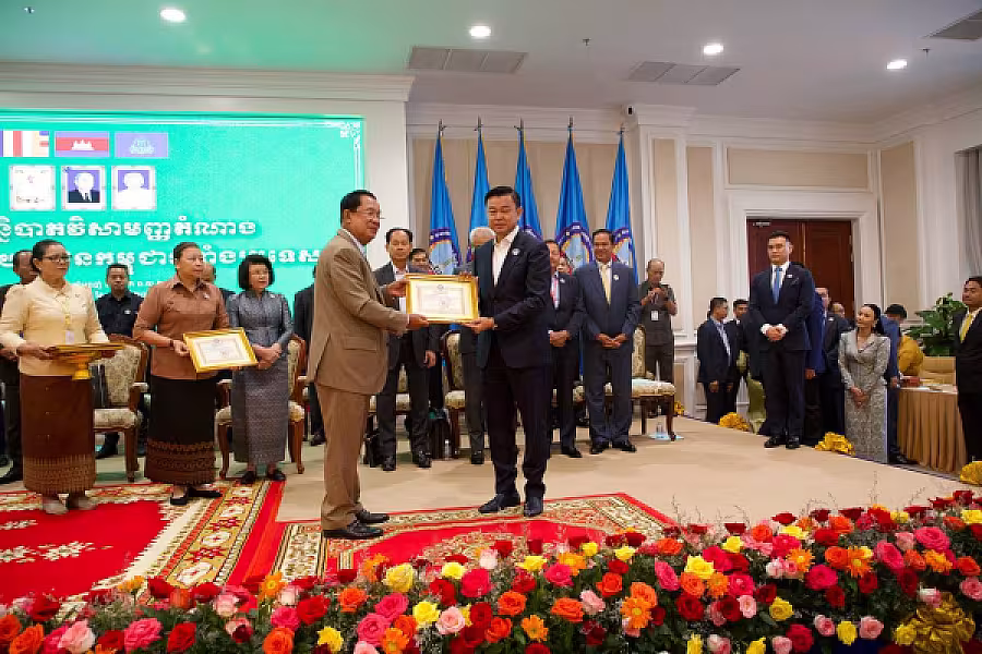 សម្ដេចតេជោ ហ៊ុន សែន អញ្ជើញជាអធិបតីក្នុងមហាសន្និបាតវិសាមញ្ញតំណាងសមាគមអតីតយុទ្ធជនកម្ពុជាទូទាំងប្រទេស   - Image 34