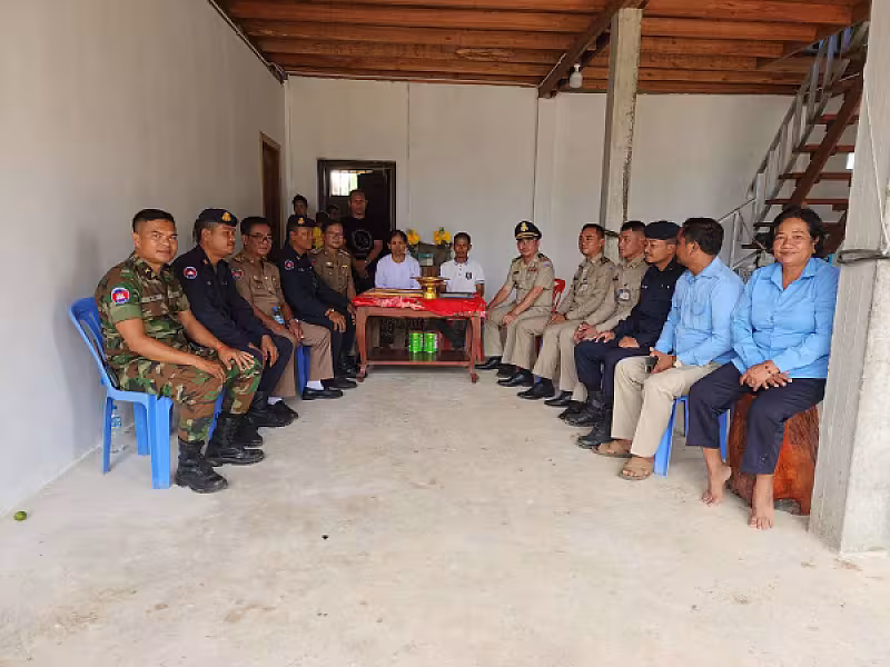 លោក អេង សាម៉ុន អភិបាលរងស្រុក តំណាងដ៏ខ្ពង់ខ្ពស់លោកឧត្ដមសេនីយ៍ទោ សិទ្ធិ ឡោះ បាននាំយកថវិកាបេឡាមរណៈសង្គ្រោះចំនួន ៤.០០០.០០០រៀល ទៅប្រគល់ជូនគ្រួសារសពសមាជិកសមាគអតីតយុទ្ធជនឈ្មោះ ផ្លែ រ៉េ - Image 6