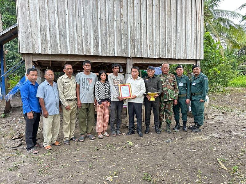 Battambang Province UNC brings relief funds to 2 families of veterans