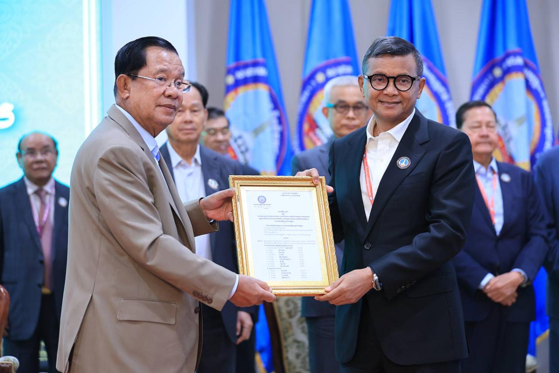 ឯកឧត្តមបណ្ឌិតសភាចារ្យ ហង់ជួន ណារ៉ុន ចូលរួមបរិច្ចាគថវិកាគាំទ្រការសាងសង់ផ្ទះជូនអតីតយុទ្ធជន និងនិវត្តជន ចំនួន ៣ខ្នង