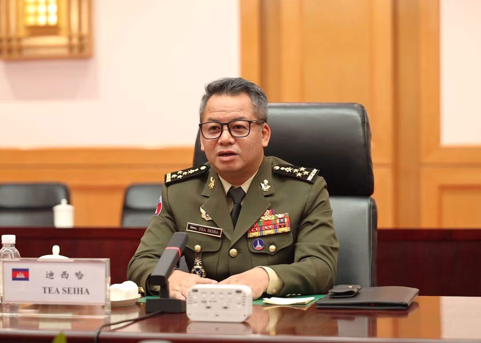 ឯកឧត្តម នាយឧត្តមសេនីយ៍ ទៀ សីហា ឧបនាយករដ្ឋមន្ត្រី រដ្ឋមន្ត្រីក្រសួងការពារជាតិ ចូលរួមបរិច្ចាគថវិកាគាំទ្រការសាងសង់ផ្ទះជូនអតីតយុទ្ធជន និងនិវត្តជន ចំនួន ៥ខ្នង