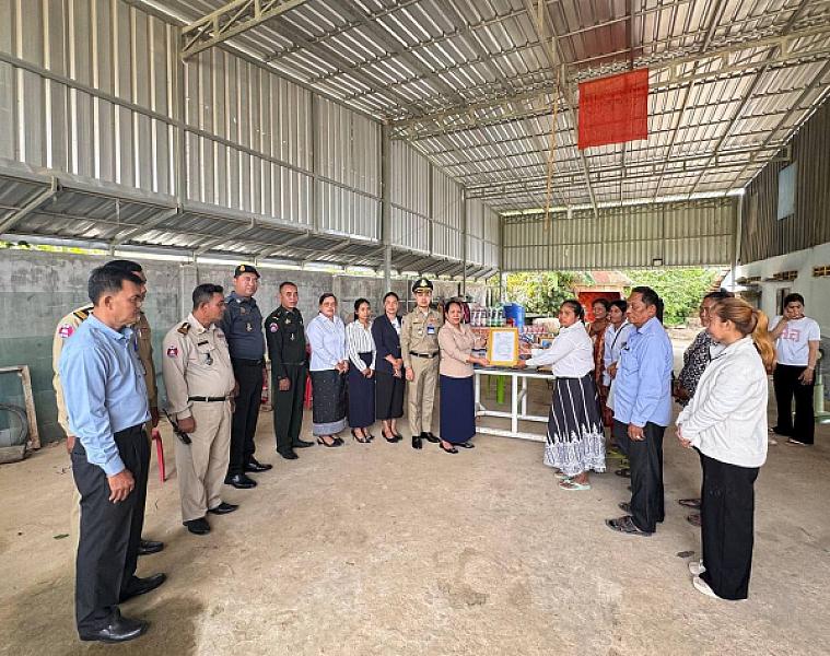 លោកស្រី ឡុង ណាវី អភិបាល​រង តំណាងលោកអភិបាល នៃគណៈអភិបាលស្រុក និងជាប្រធានកិត្តិយស ស.អ.ក ស្រុកពញាឮ បានចុះប្រគល់ថវិកាបេឡាមរណសង្គ្រោះចំនួន ៤លានរៀល ជូនដល់គ្រួសារសព ឈ្មោះ ការ លន់