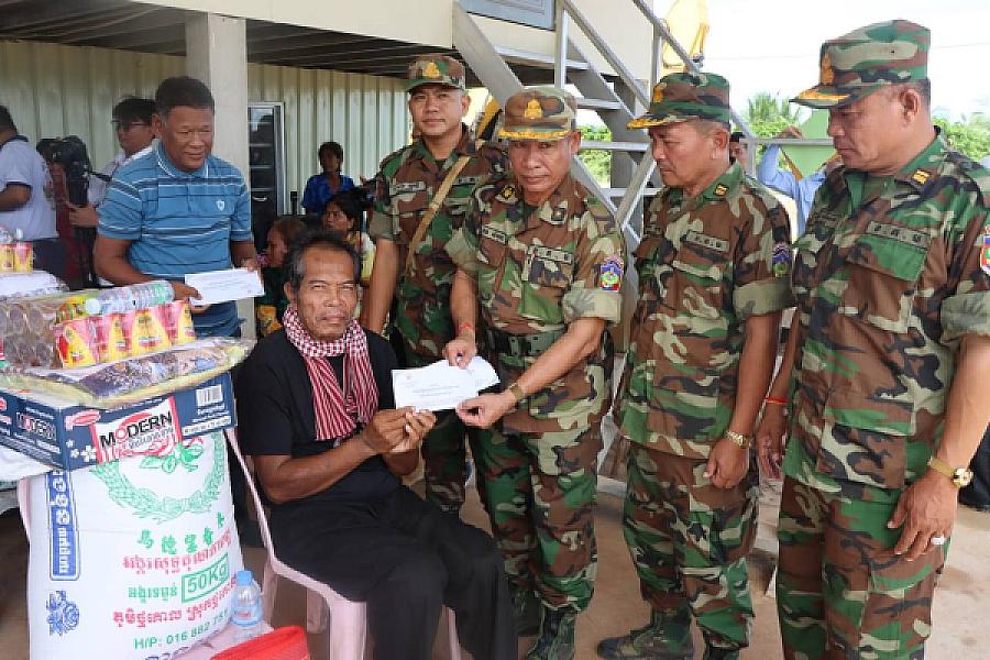 គ្រួសារអតីតយុទ្ធជន ចំនួន ២០គ្រួសារ ក្នុងខេត្តព្រះសីហនុ ទទួលបានអំណោយពីសម្ដេចទាំងទ្វេ - Image 4