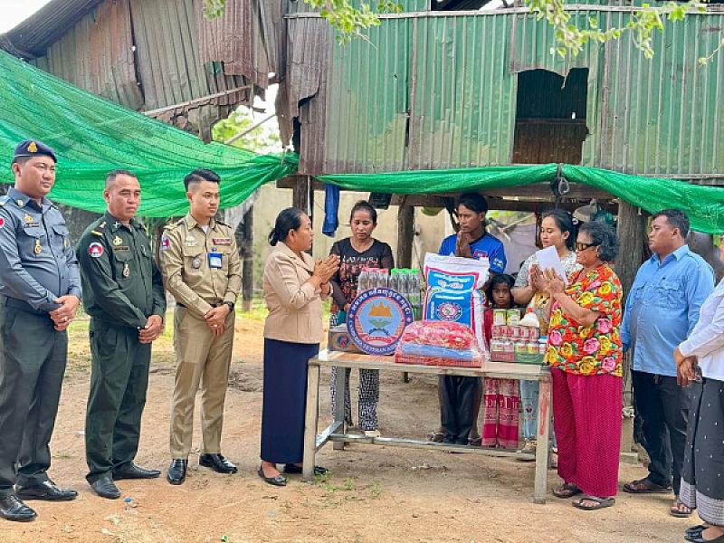 លោកស្រី ឡុង ណាវី អភិបាល​រង តំណាងលោកអភិបាល នៃគណៈអភិបាលស្រុក និងជាប្រធានកិត្តិយស ស.អ.ក ស្រុកពញាឮ បានចុះប្រគល់ថវិកាបេឡាមរណសង្គ្រោះចំនួន ៤លានរៀល ជូនដល់គ្រួសារសព ឈ្មោះ ការ លន់ - Image 2