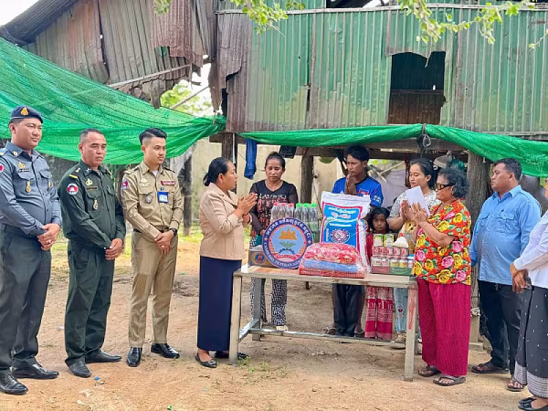 លោកស្រី ឡុង ណាវី អភិបាល​រង តំណាងលោកអភិបាល នៃគណៈអភិបាលស្រុក និងជាប្រធានកិត្តិយស ស.អ.ក ស្រុកពញាឮ បានចុះប្រគល់ថវិកាបេឡាមរណសង្គ្រោះចំនួន ៤លានរៀល ជូនដល់គ្រួសារសព ឈ្មោះ ការ លន់ - Image 2