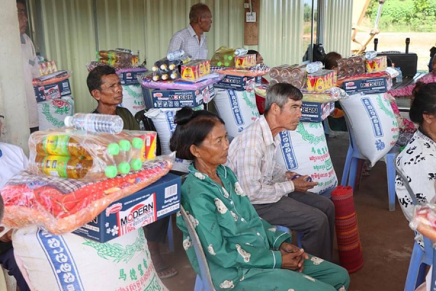 គ្រួសារអតីតយុទ្ធជន ចំនួន ២០គ្រួសារ ក្នុងខេត្តព្រះសីហនុ ទទួលបានអំណោយពីសម្ដេចទាំងទ្វេ - Image 6