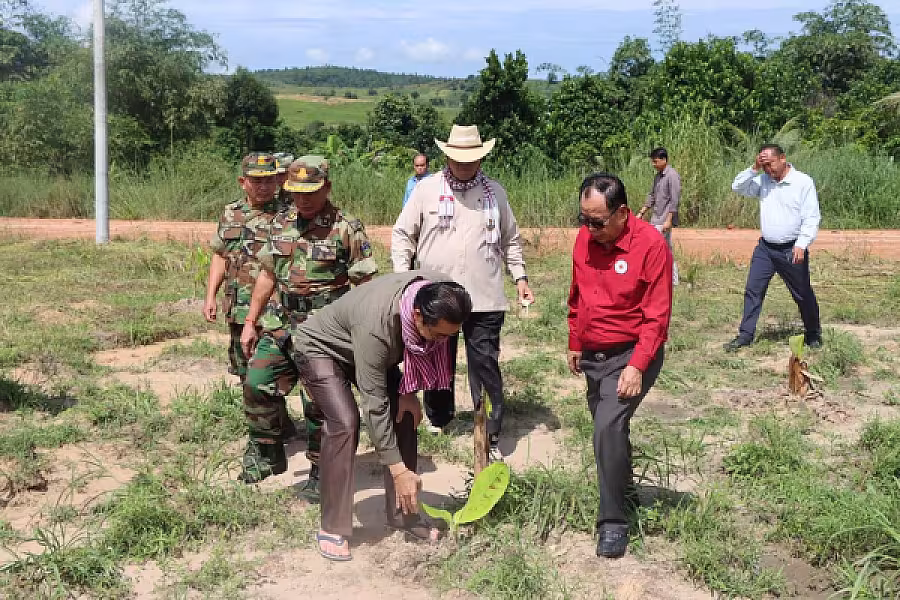 គ្រួសារអតីតយុទ្ធជន ចំនួន ២០គ្រួសារ ក្នុងខេត្តព្រះសីហនុ ទទួលបានអំណោយពីសម្ដេចទាំងទ្វេ - Image 7